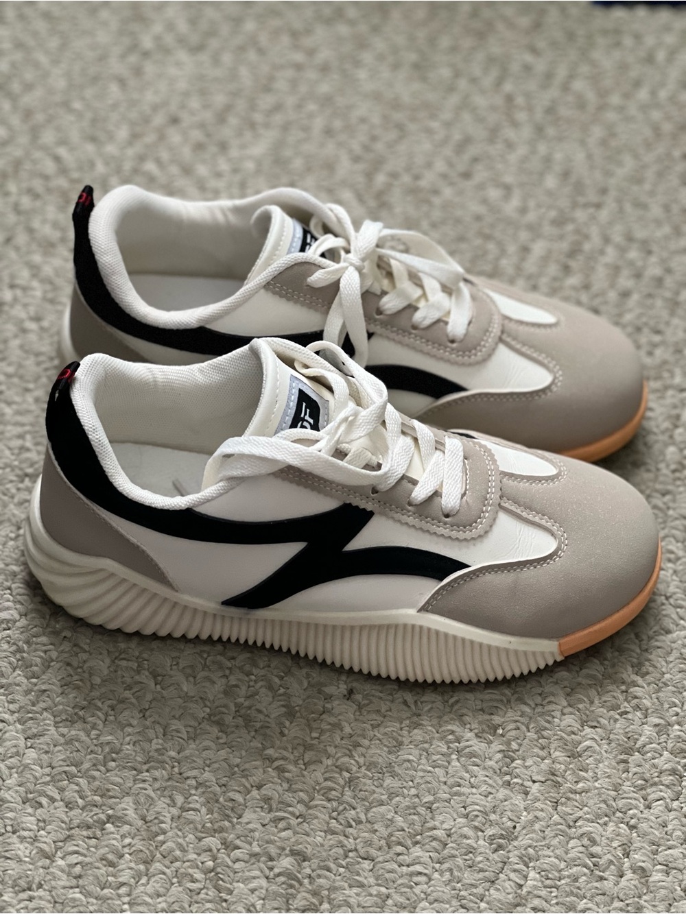 De Florence Women’s Neutral Sneakers with Black Accent